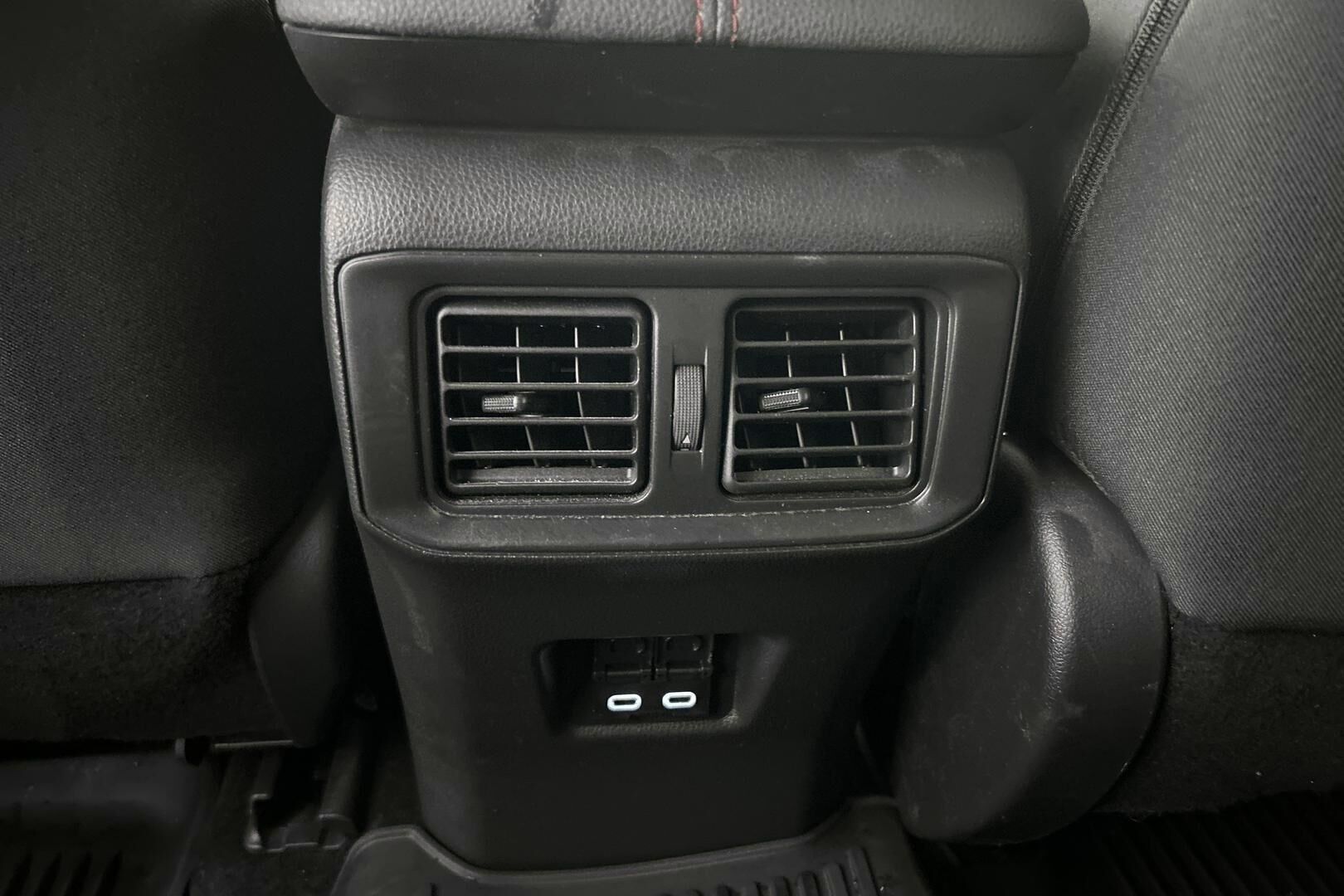 Toyota RAV4 Plug-in iso kuva 28
