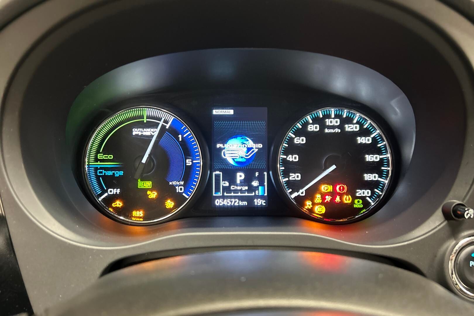 Mitsubishi Outlander PHEV iso kuva 14