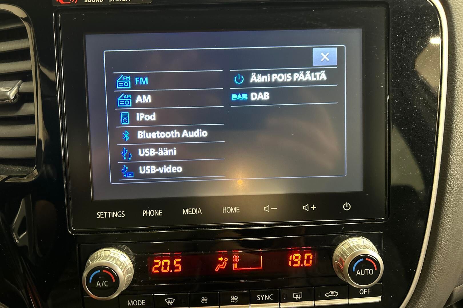 Mitsubishi Outlander PHEV iso kuva 15