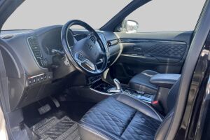 Mitsubishi Outlander PHEV esikatselu 2