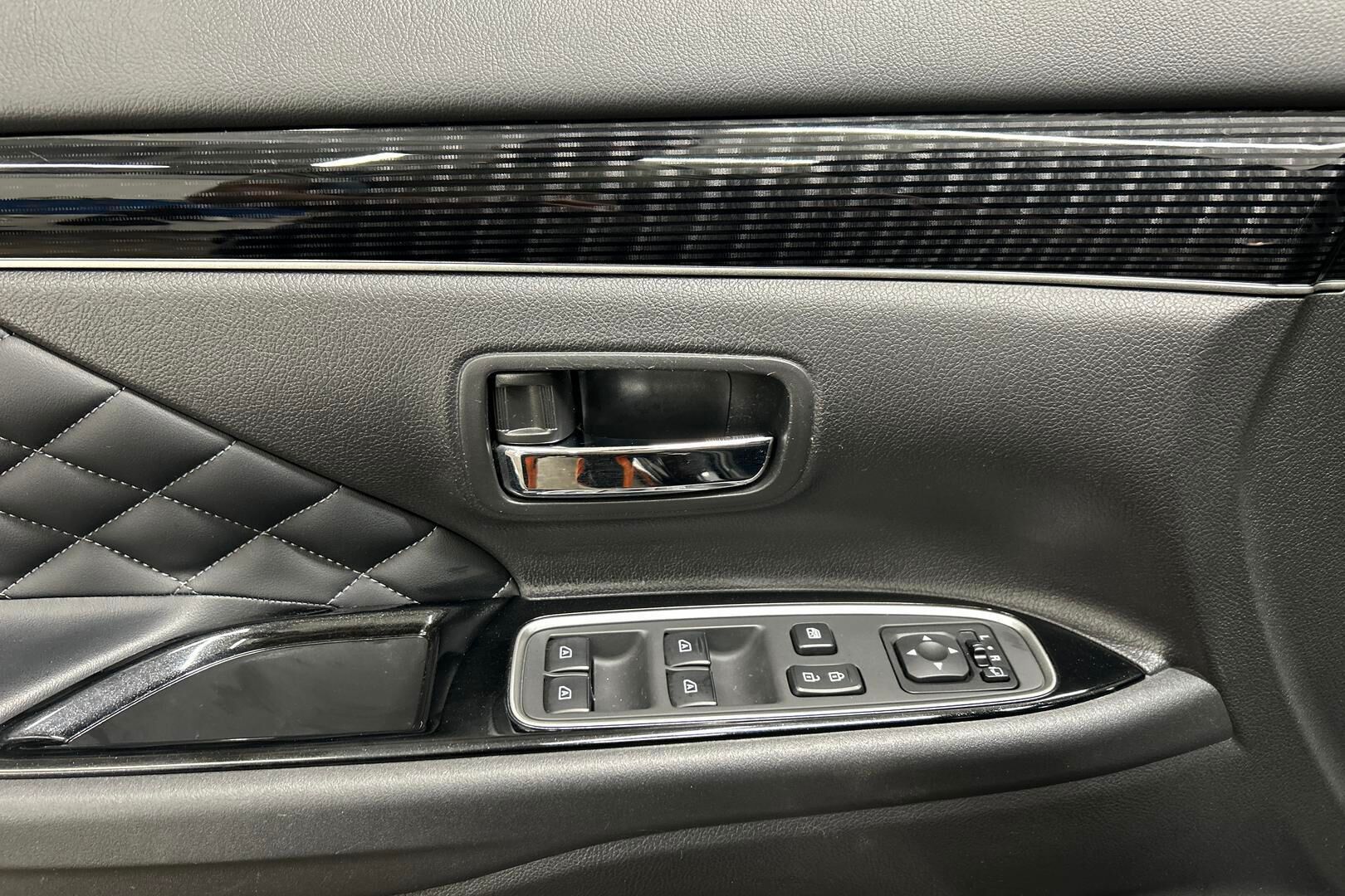 Mitsubishi Outlander PHEV iso kuva 20