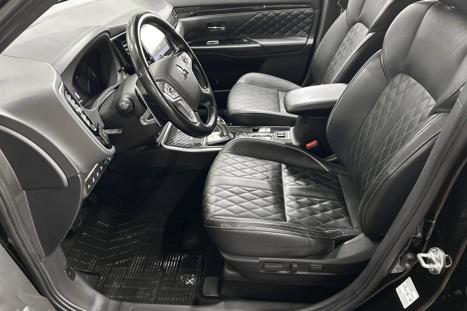 Mitsubishi Outlander PHEV iso kuva 9