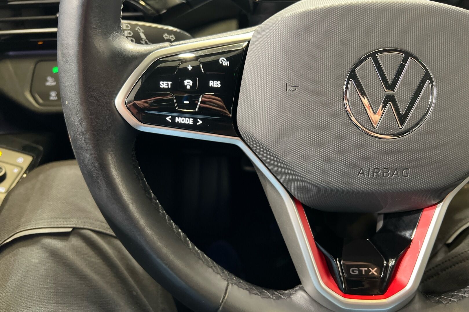 VOLKSWAGEN ID.4 iso kuva 17