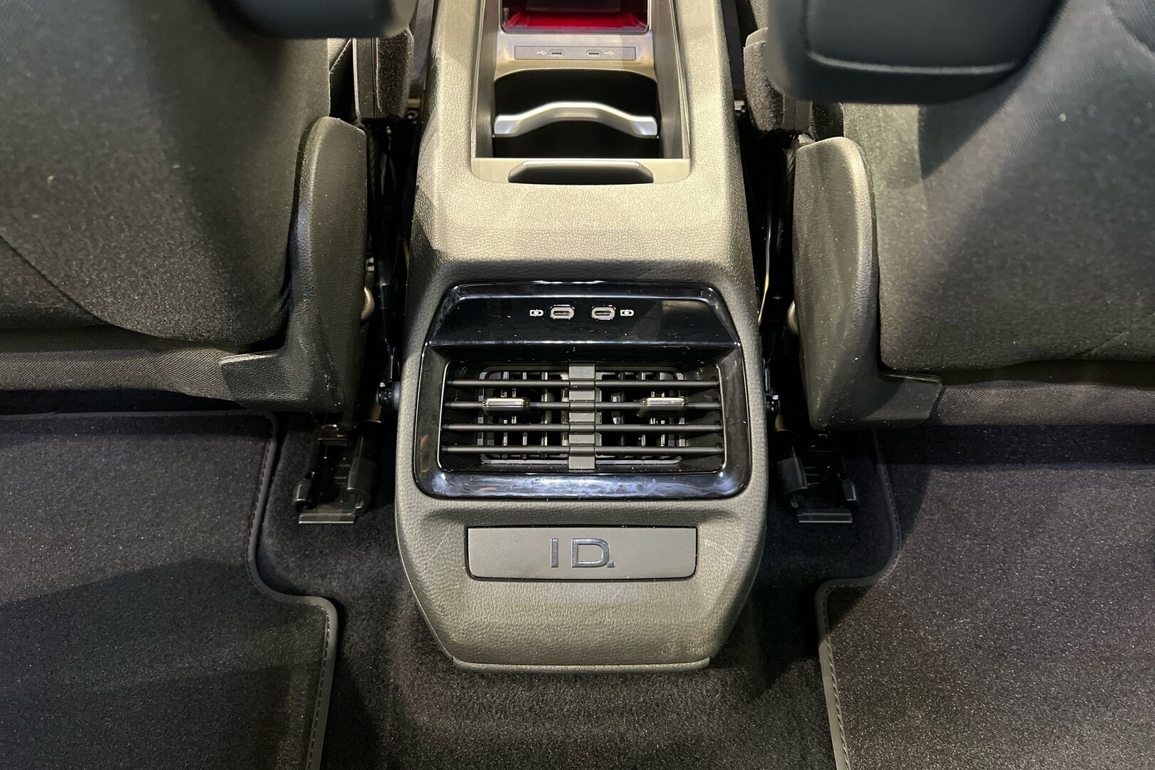 VOLKSWAGEN ID.4 iso kuva 22