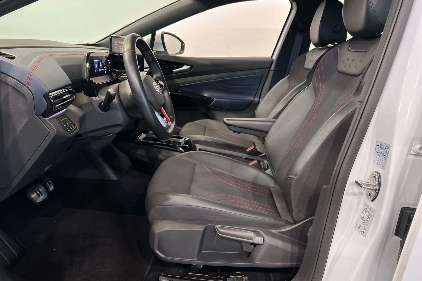VOLKSWAGEN ID.4 iso kuva 7