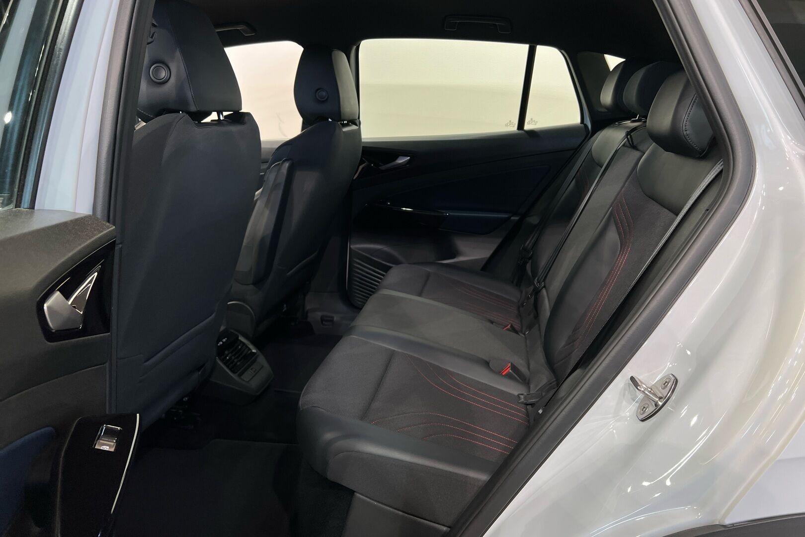 VOLKSWAGEN ID.4 iso kuva 8