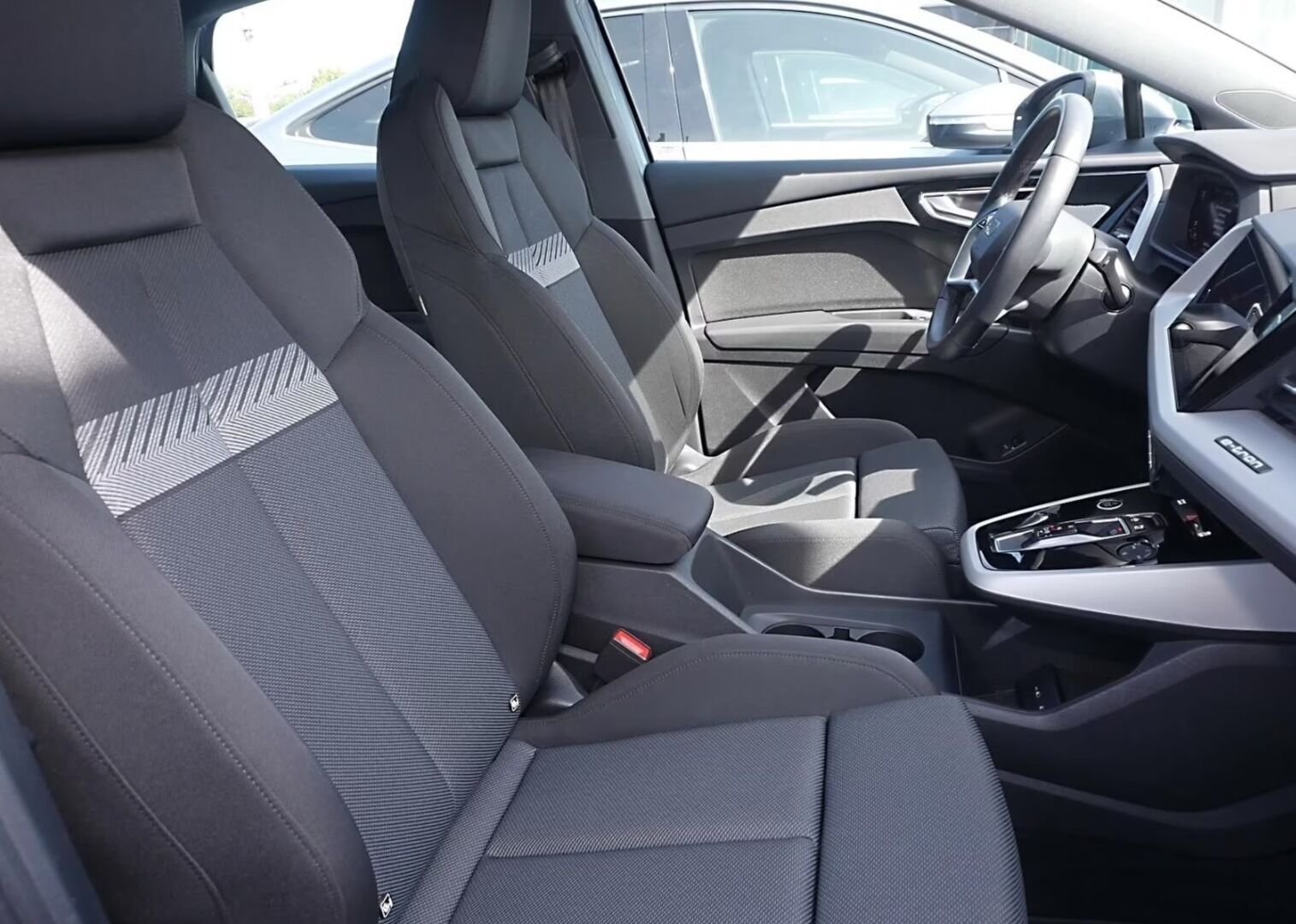 AUDI Q4 E-TRON iso kuva 2