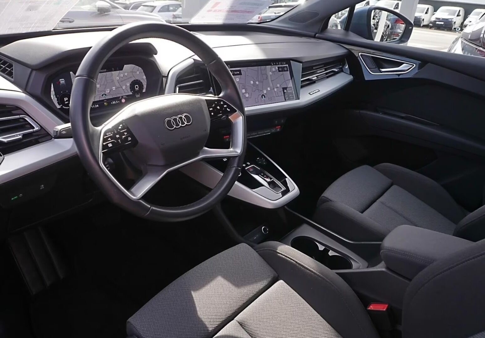 AUDI Q4 E-TRON iso kuva 3