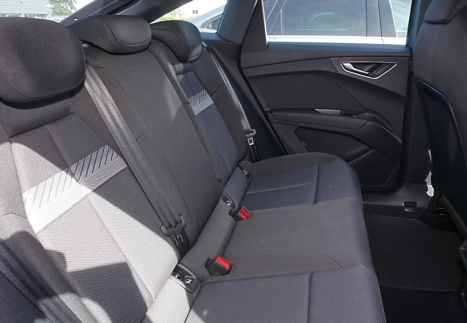 AUDI Q4 E-TRON iso kuva 4