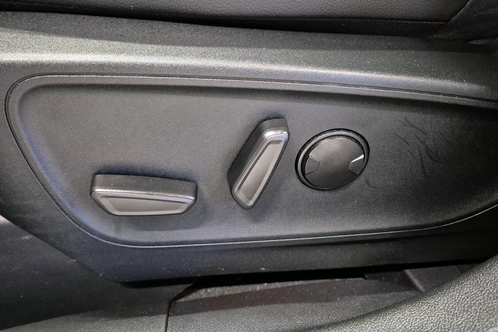FORD KUGA iso kuva 6