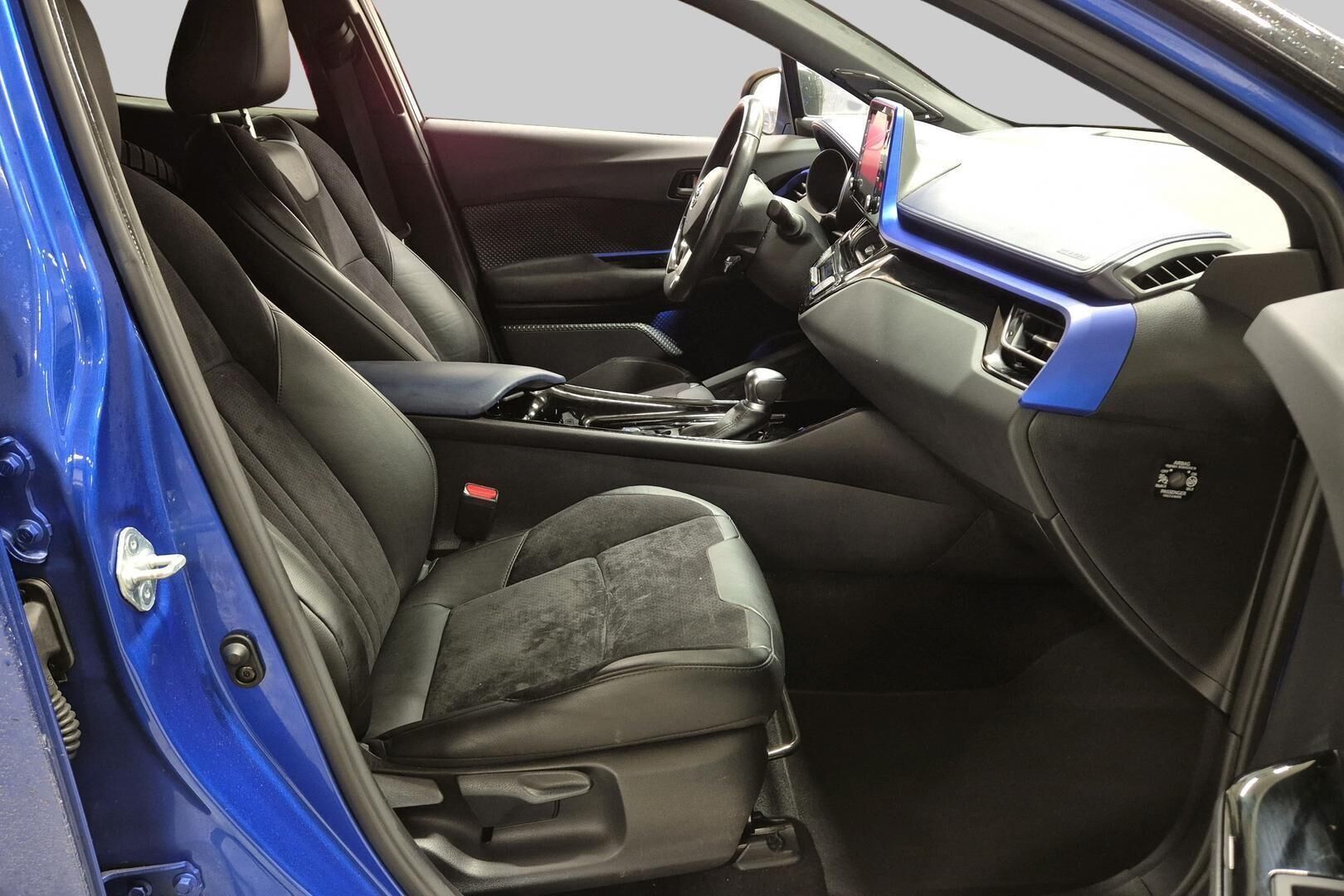 TOYOTA C-HR iso kuva 3