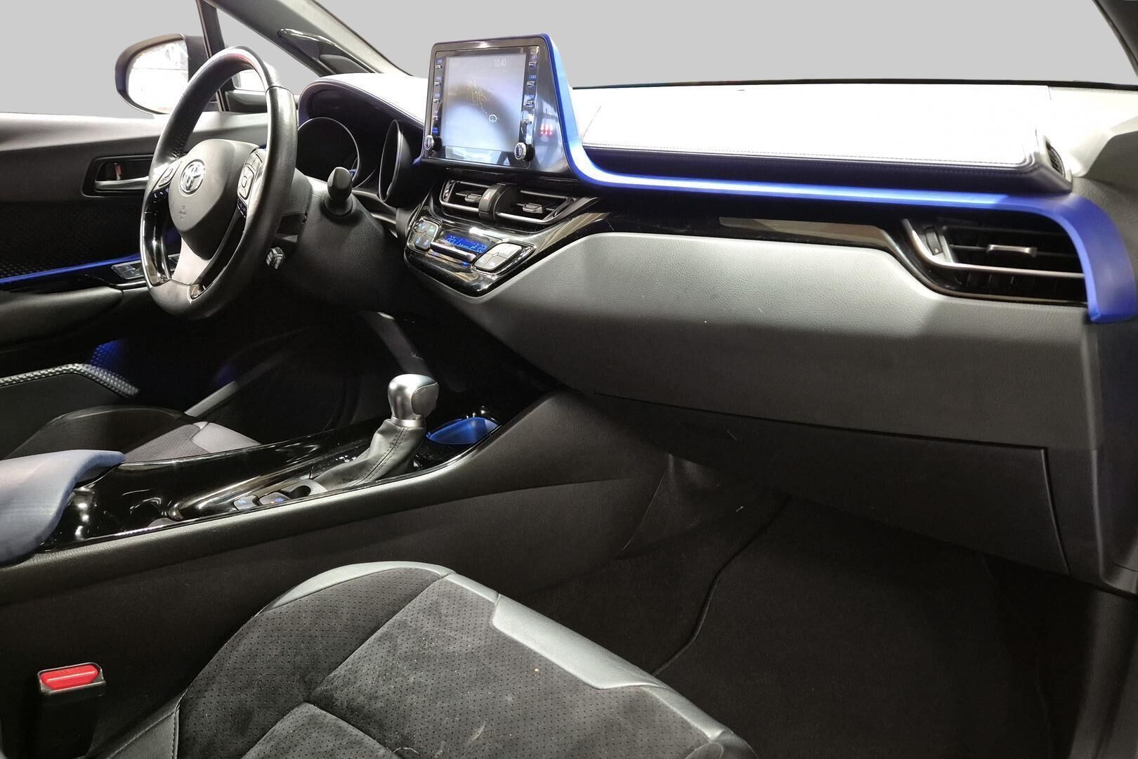 TOYOTA C-HR iso kuva 4