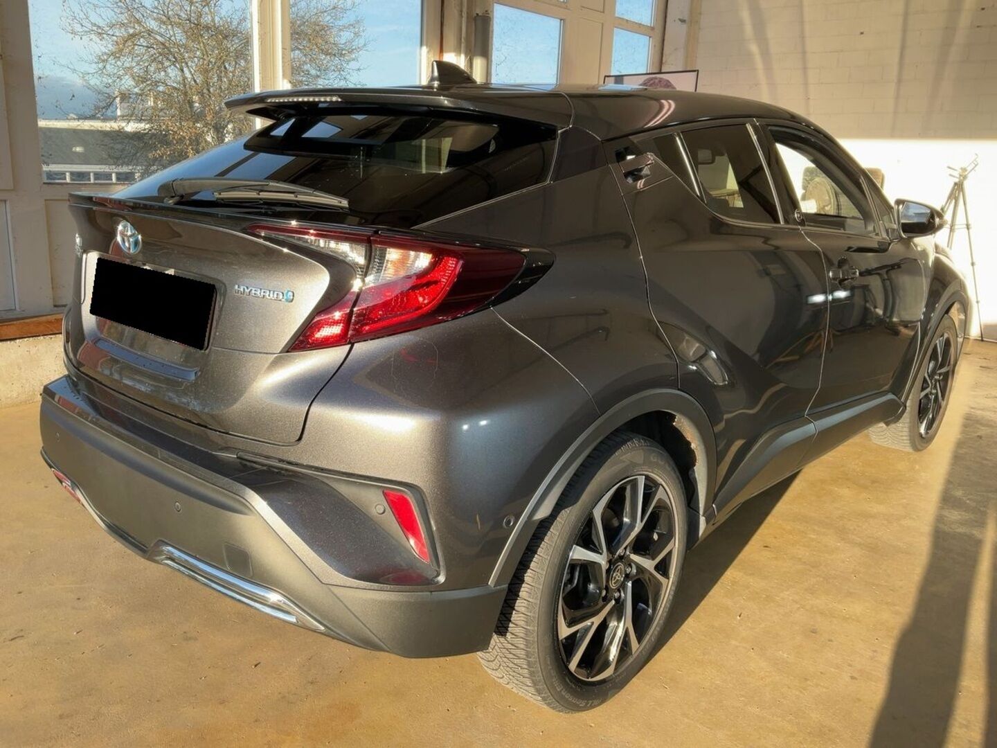 TOYOTA C-HR iso kuva 3