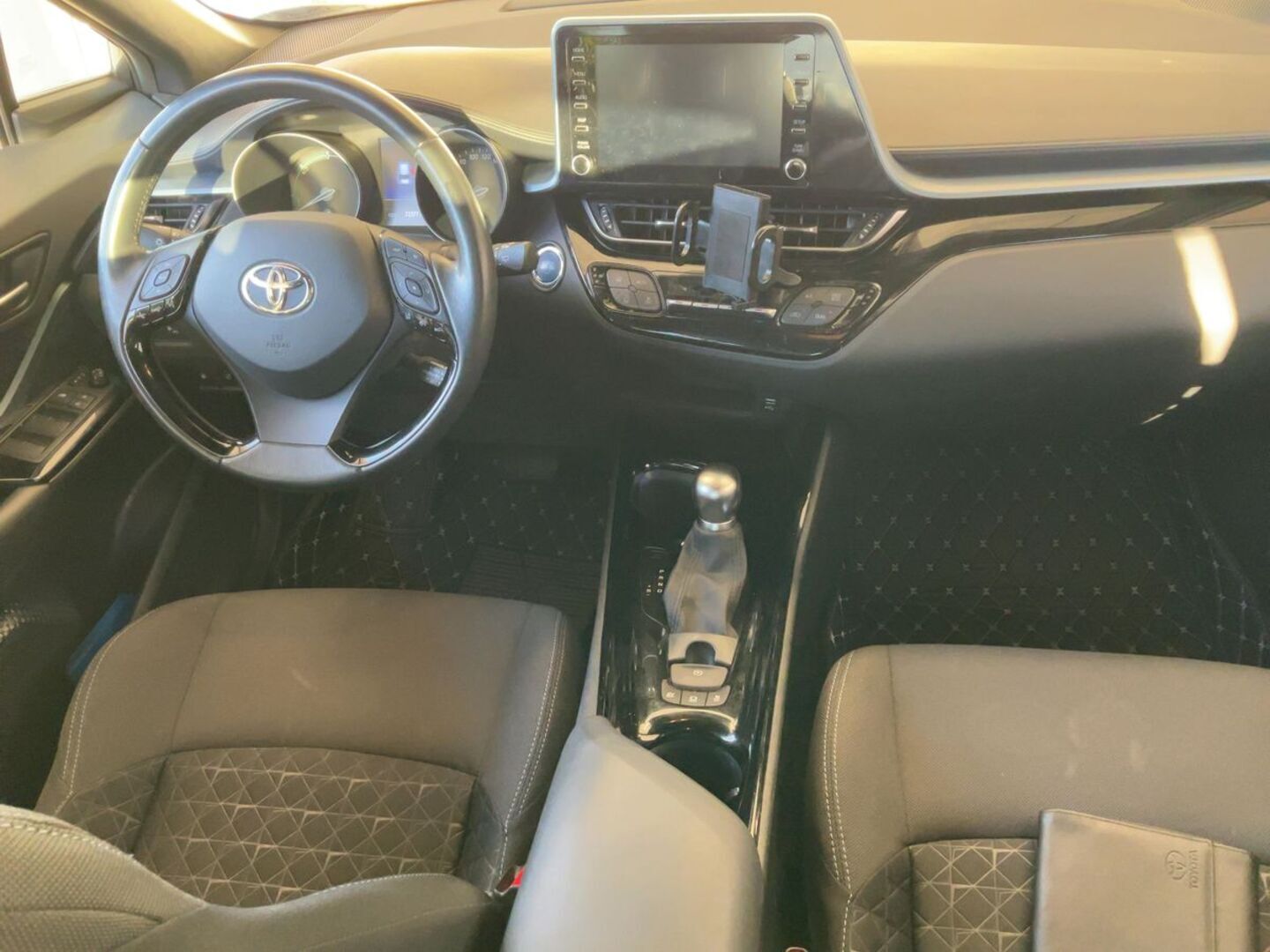 TOYOTA C-HR iso kuva 0