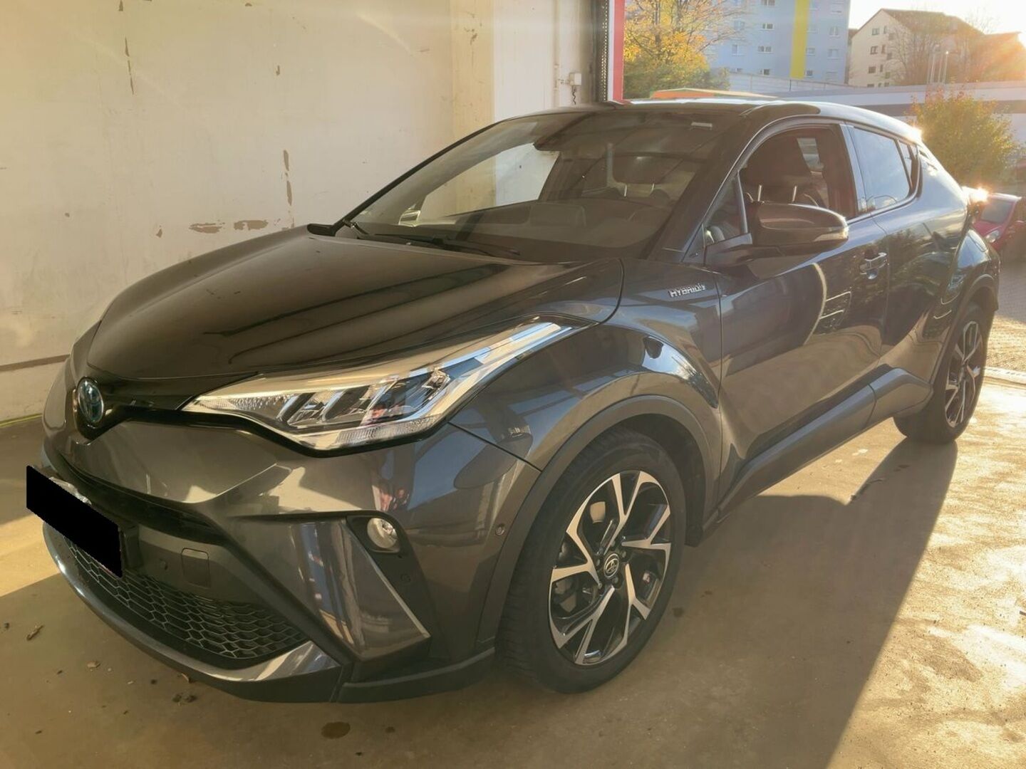 TOYOTA C-HR iso kuva 2