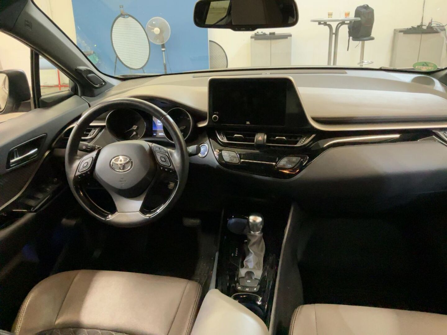 TOYOTA C-HR iso kuva 0