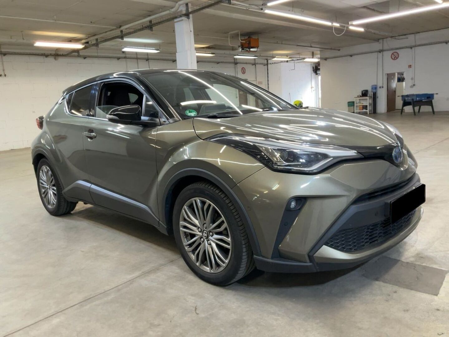 TOYOTA C-HR iso kuva 2