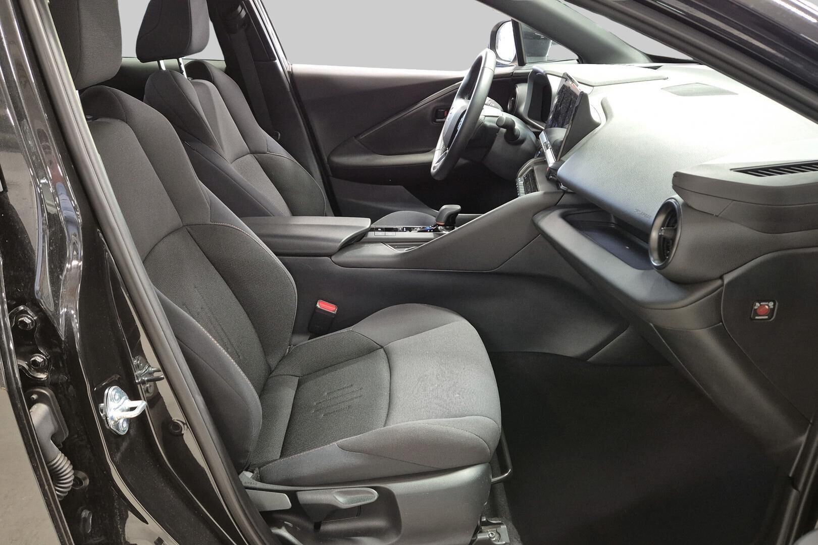TOYOTA C-HR iso kuva 3