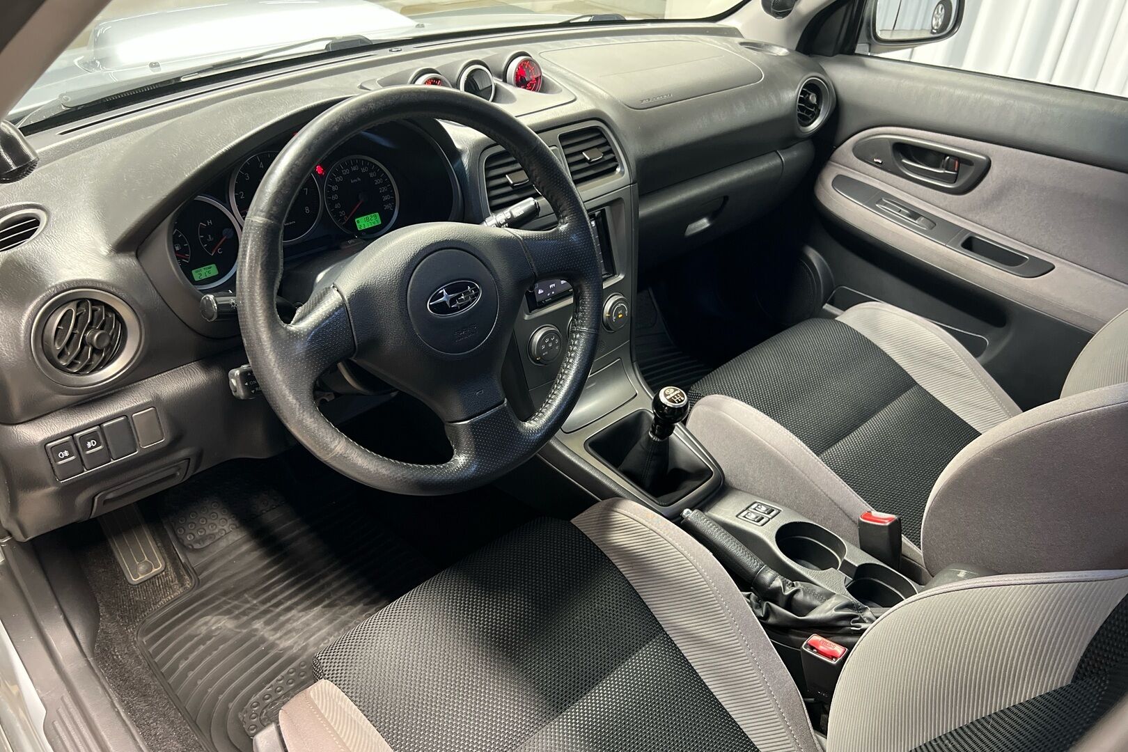 Subaru Impreza iso kuva 7