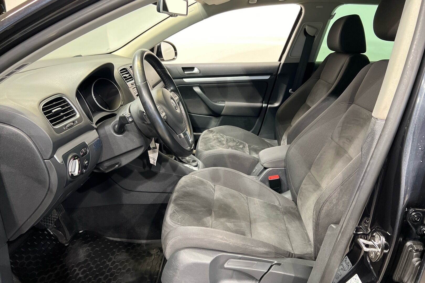 Volkswagen Golf iso kuva 4