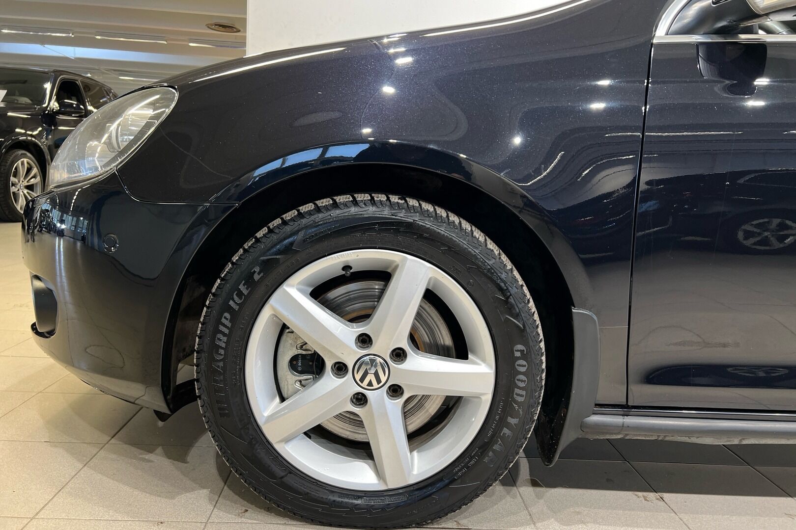 Volkswagen Golf iso kuva 8