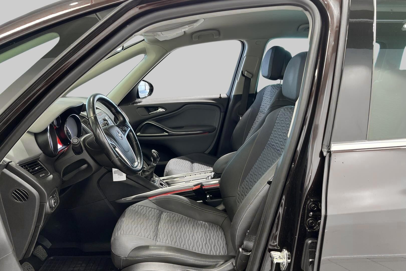 Opel Zafira Tourer iso kuva 6