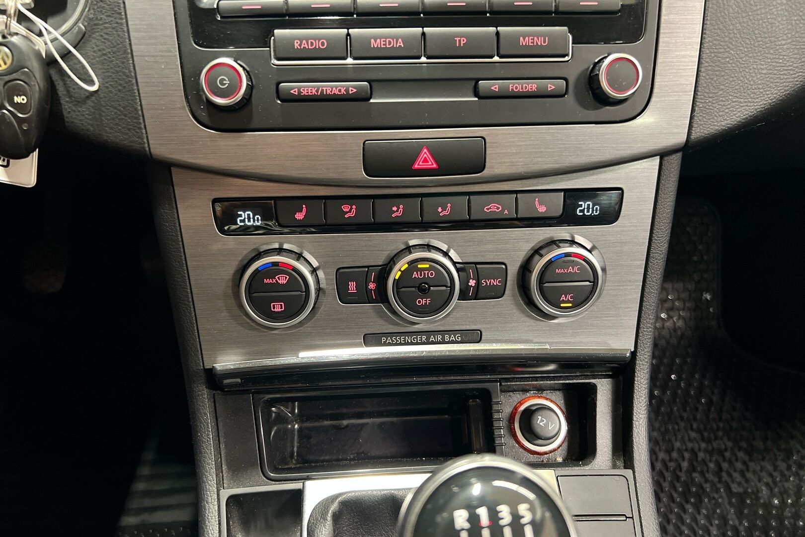 Volkswagen Passat iso kuva 14