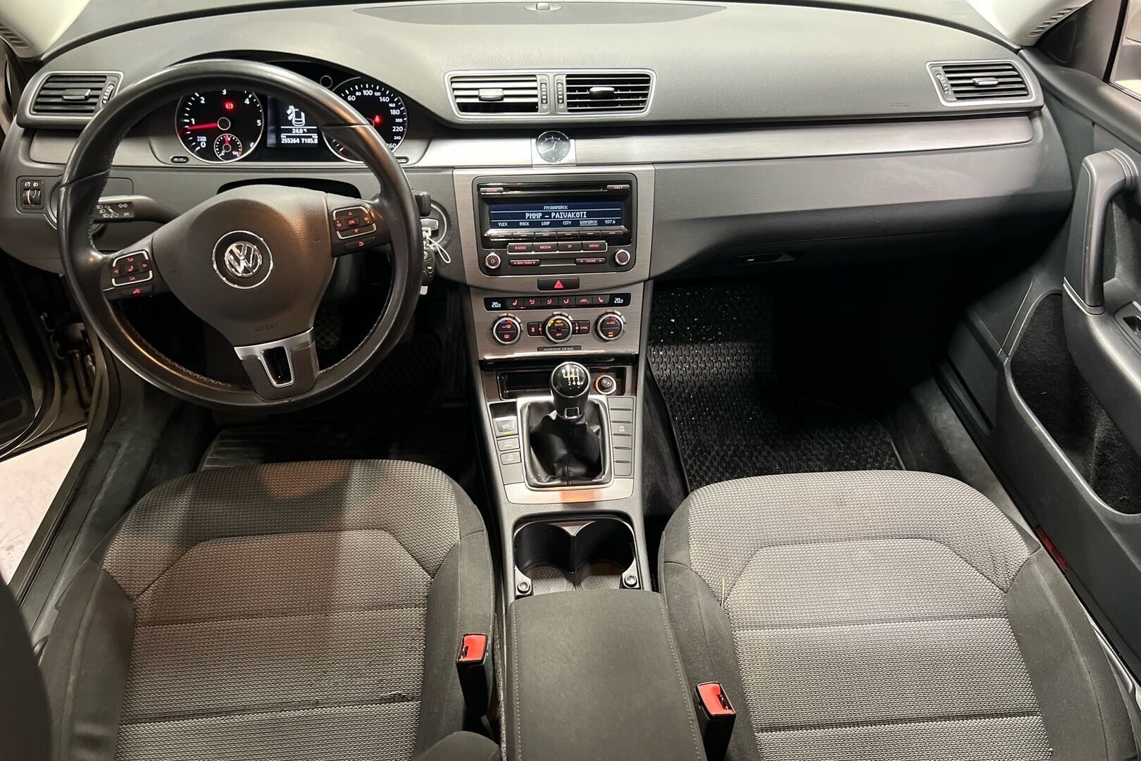 Volkswagen Passat iso kuva 23