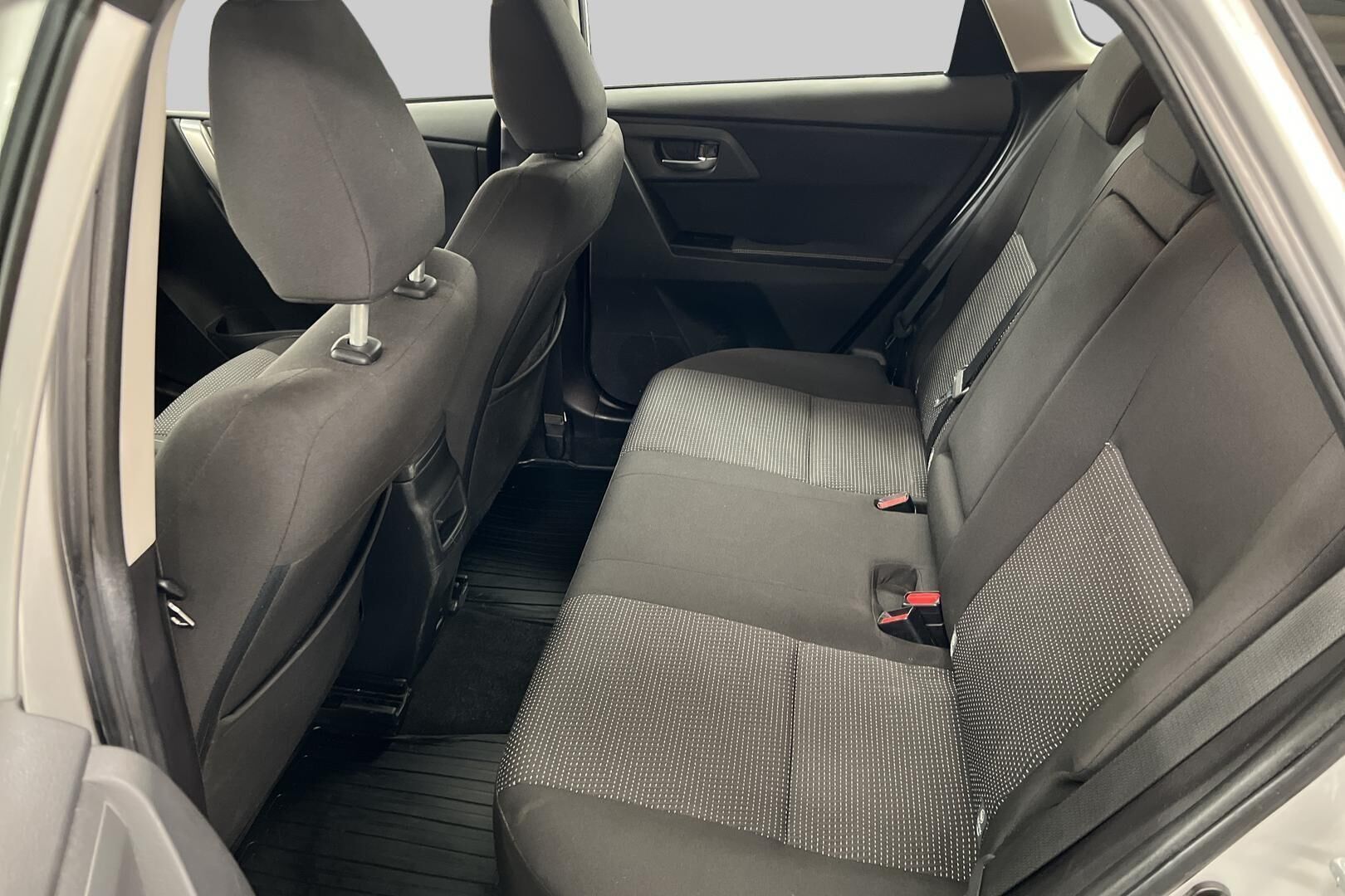 Toyota Auris iso kuva 10