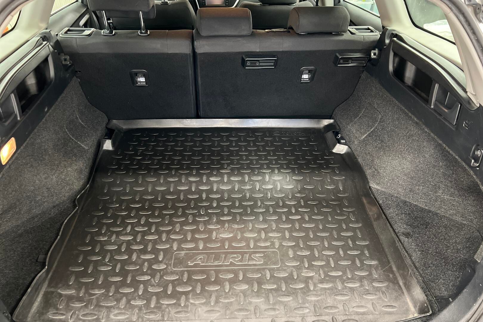 Toyota Auris iso kuva 12