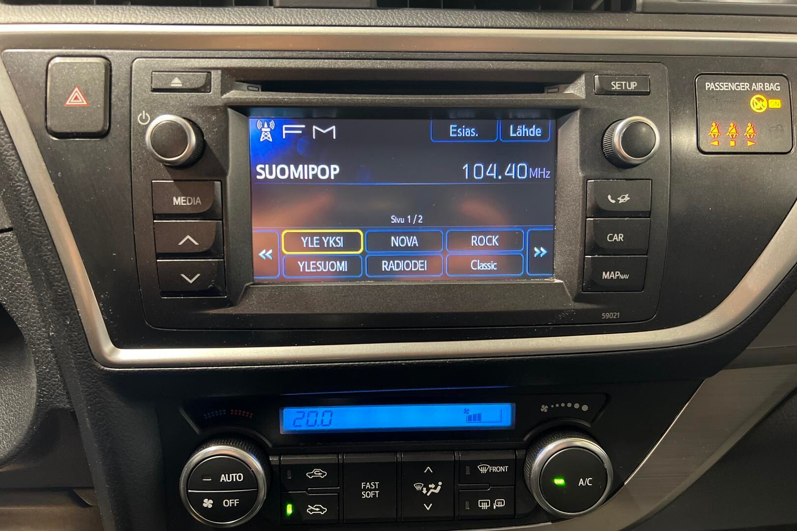 Toyota Auris iso kuva 15