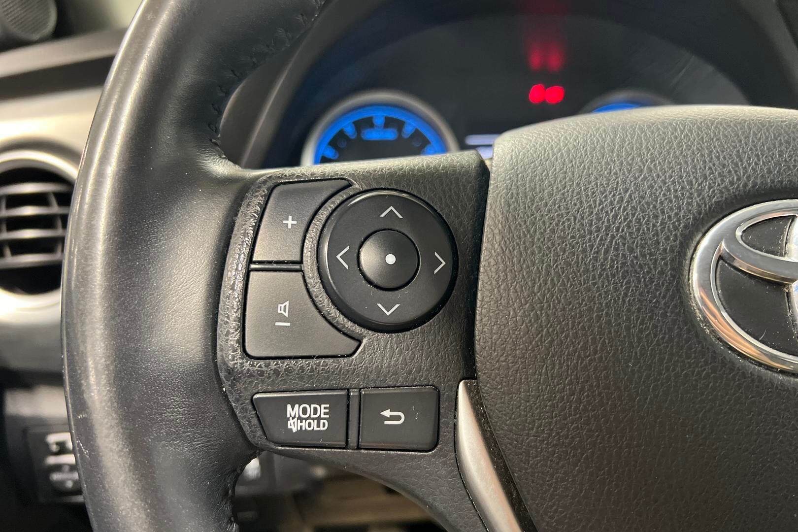 Toyota Auris iso kuva 16