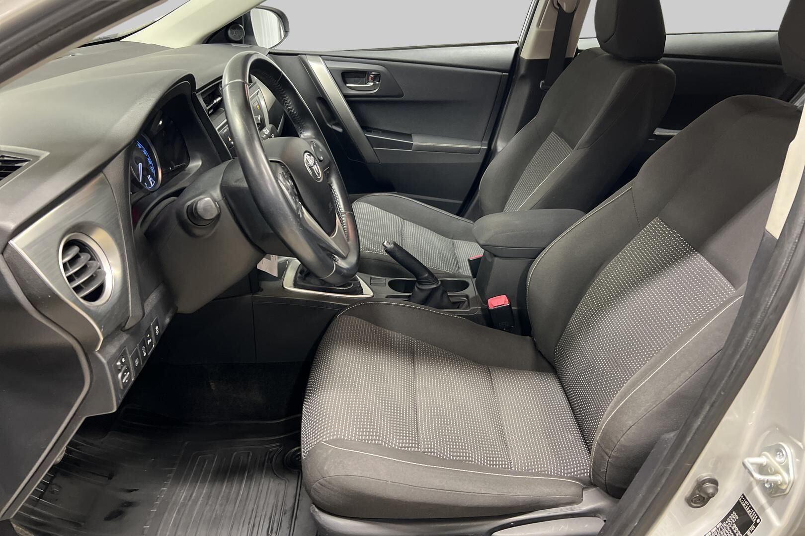 Toyota Auris iso kuva 9