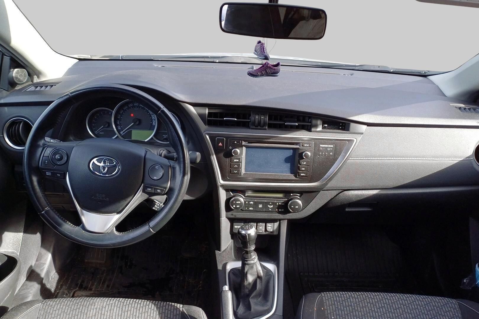 Toyota Auris iso kuva 2