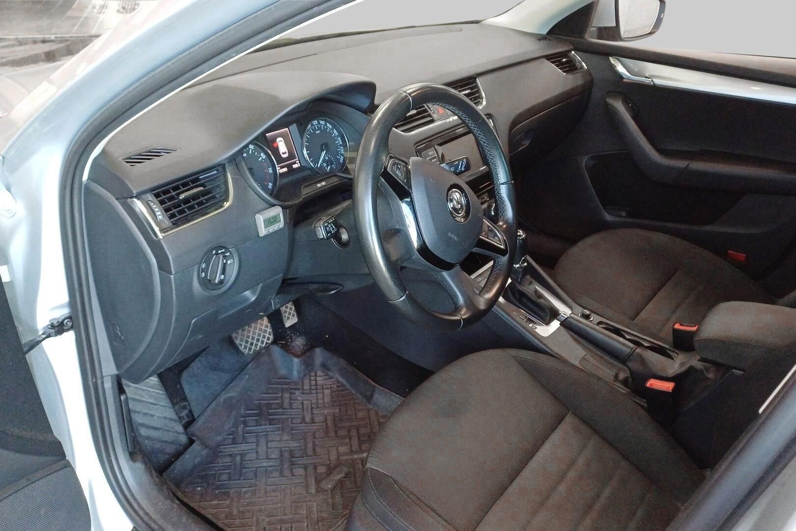 Skoda Octavia iso kuva 2