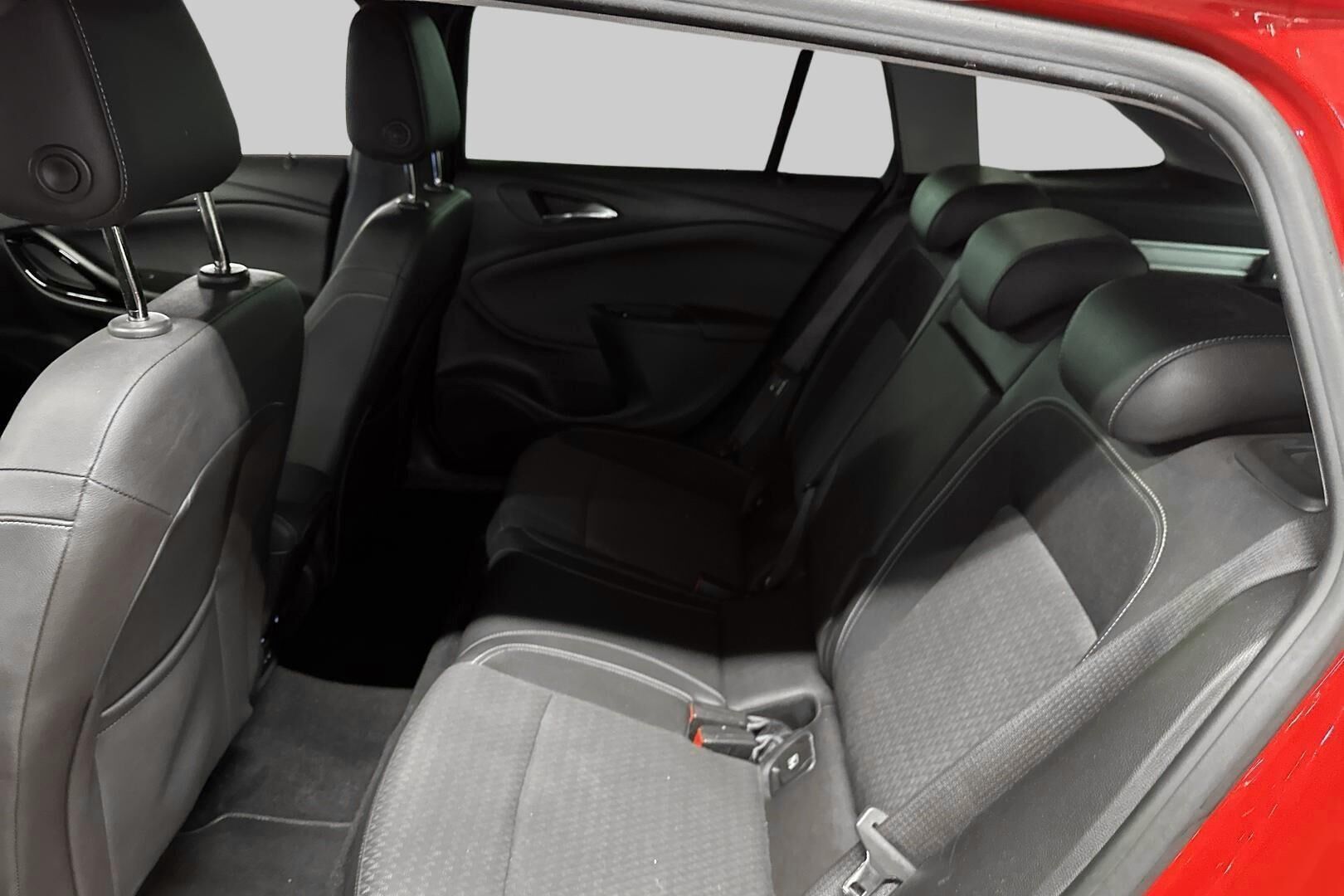 Opel Astra iso kuva 29