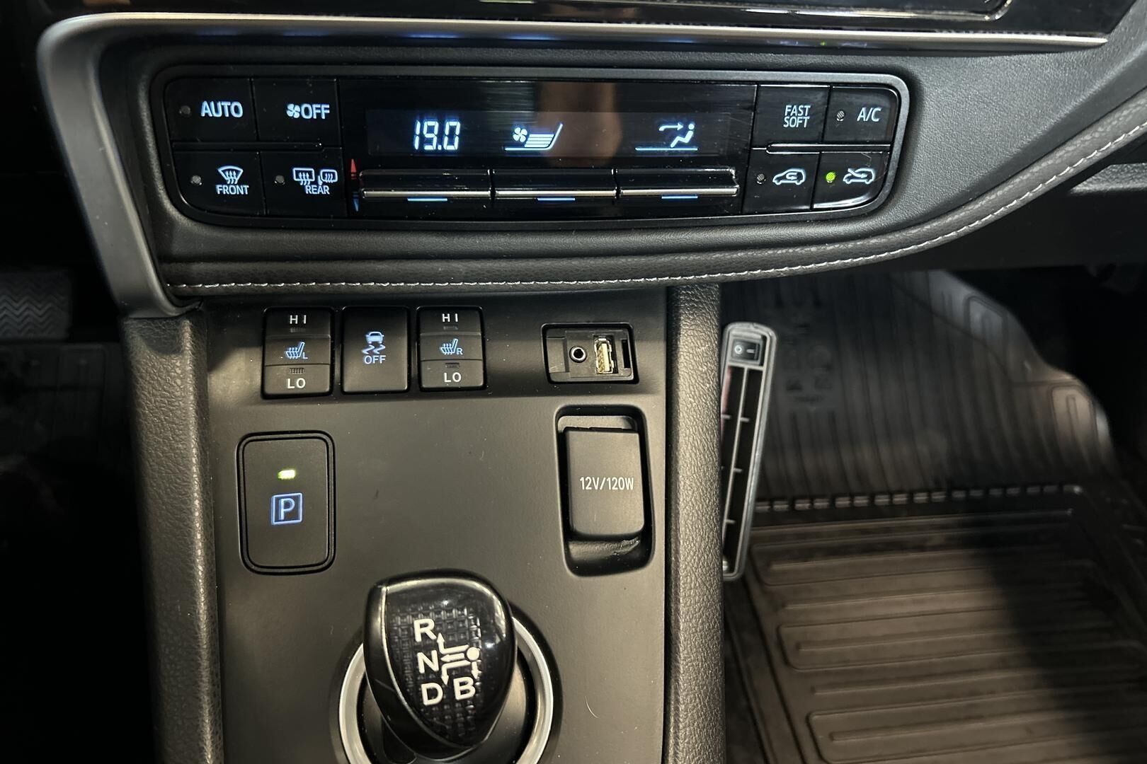 Toyota Auris iso kuva 17