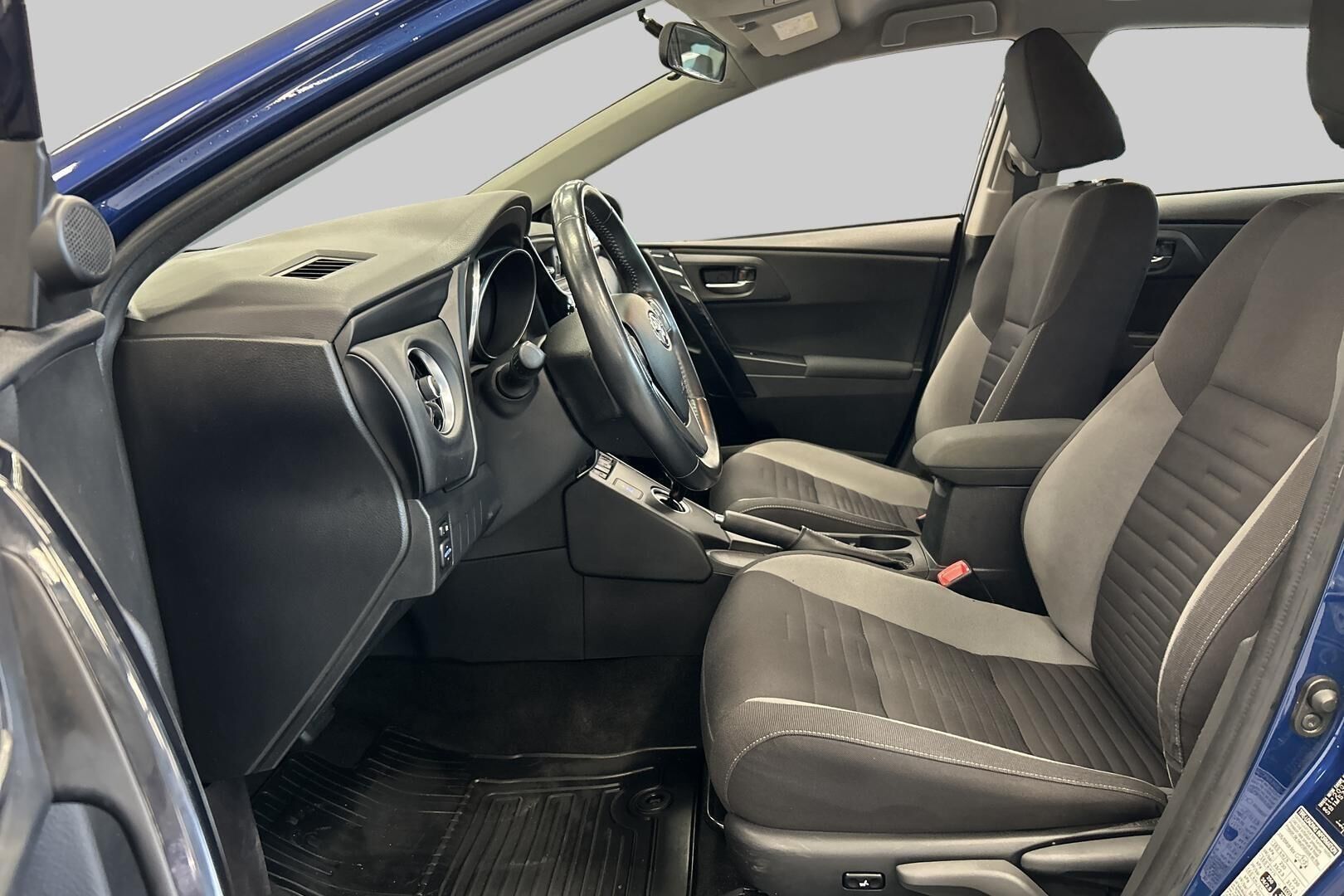 Toyota Auris iso kuva 9