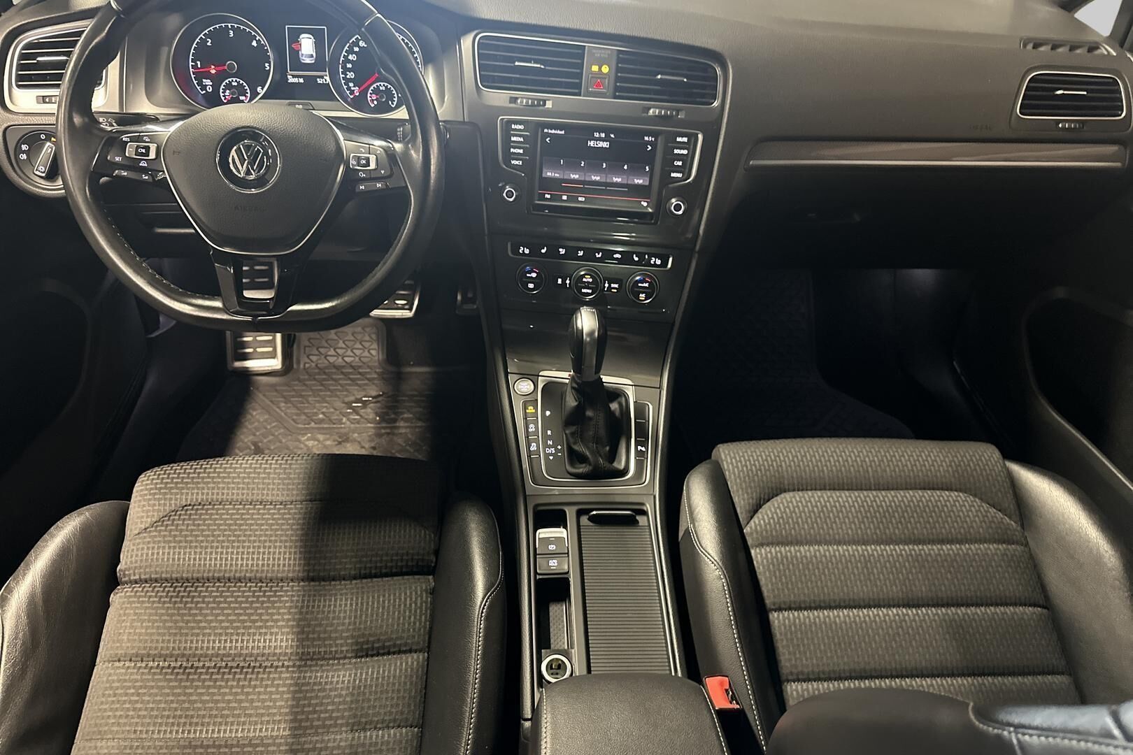 Volkswagen Golf iso kuva 8