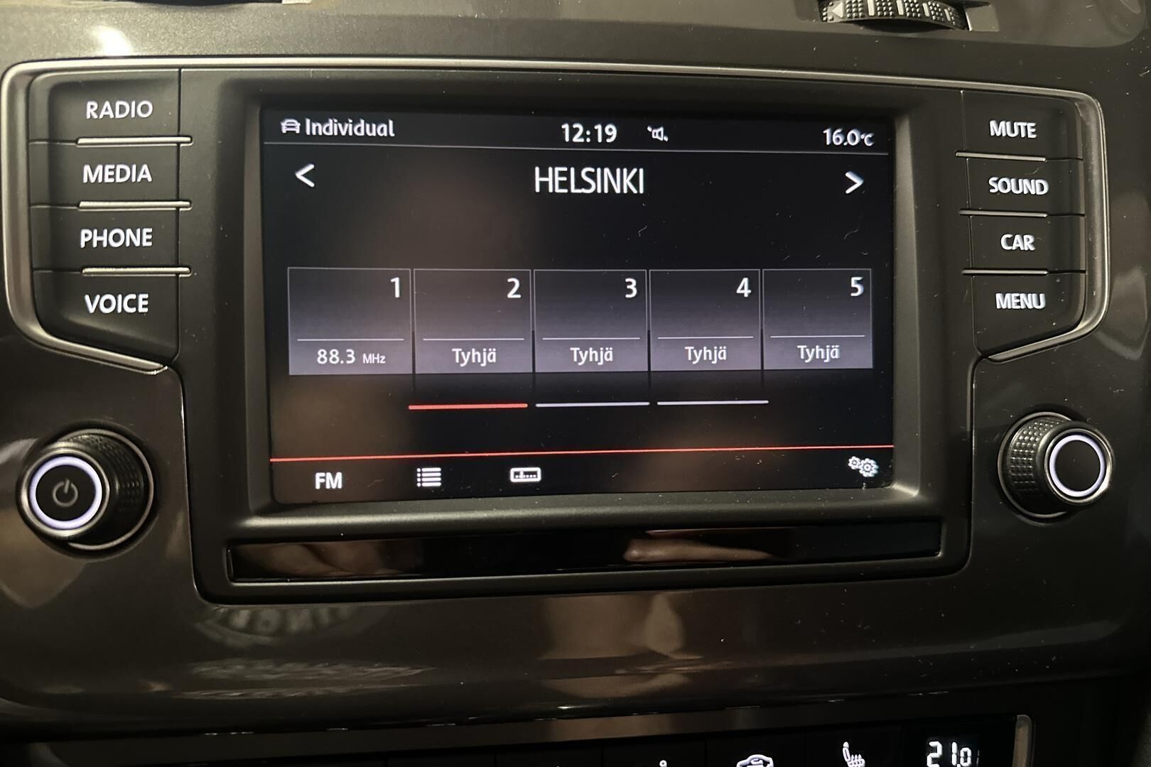 Volkswagen Golf iso kuva 12