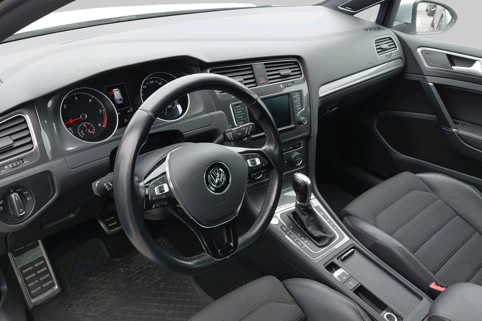 Volkswagen Golf iso kuva 2