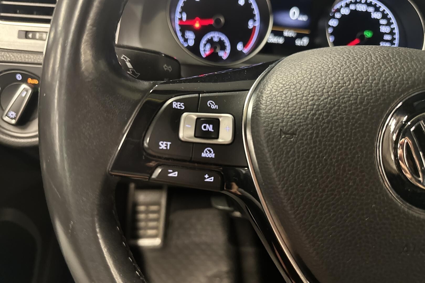 Volkswagen Golf iso kuva 18