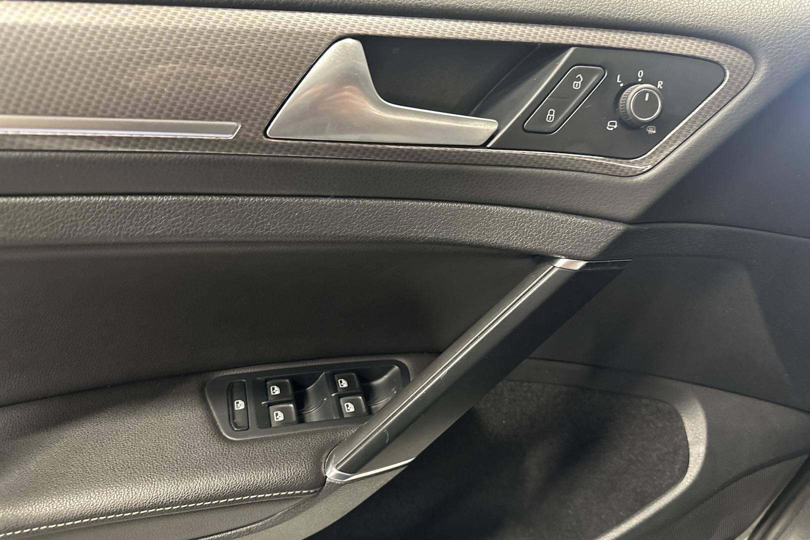 Volkswagen Golf iso kuva 21