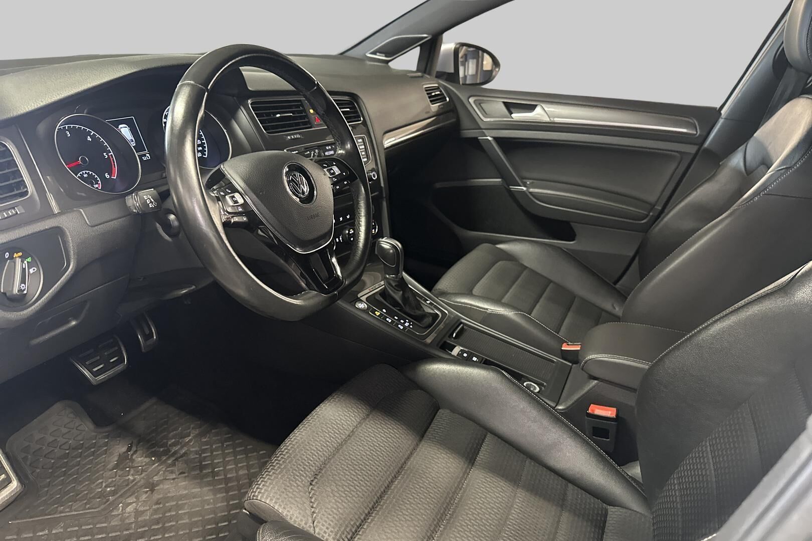 Volkswagen Golf iso kuva 6