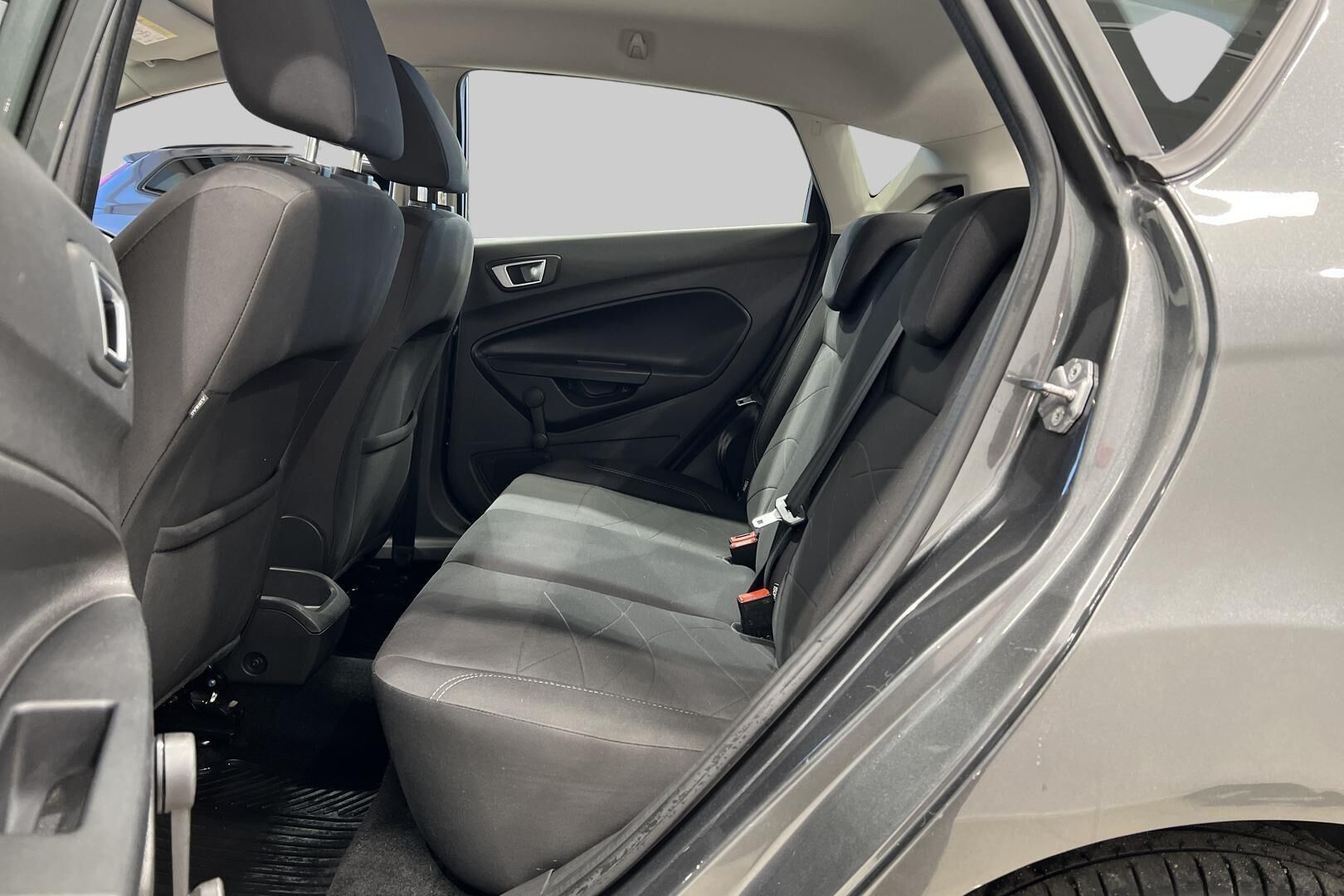 Ford Fiesta iso kuva 10