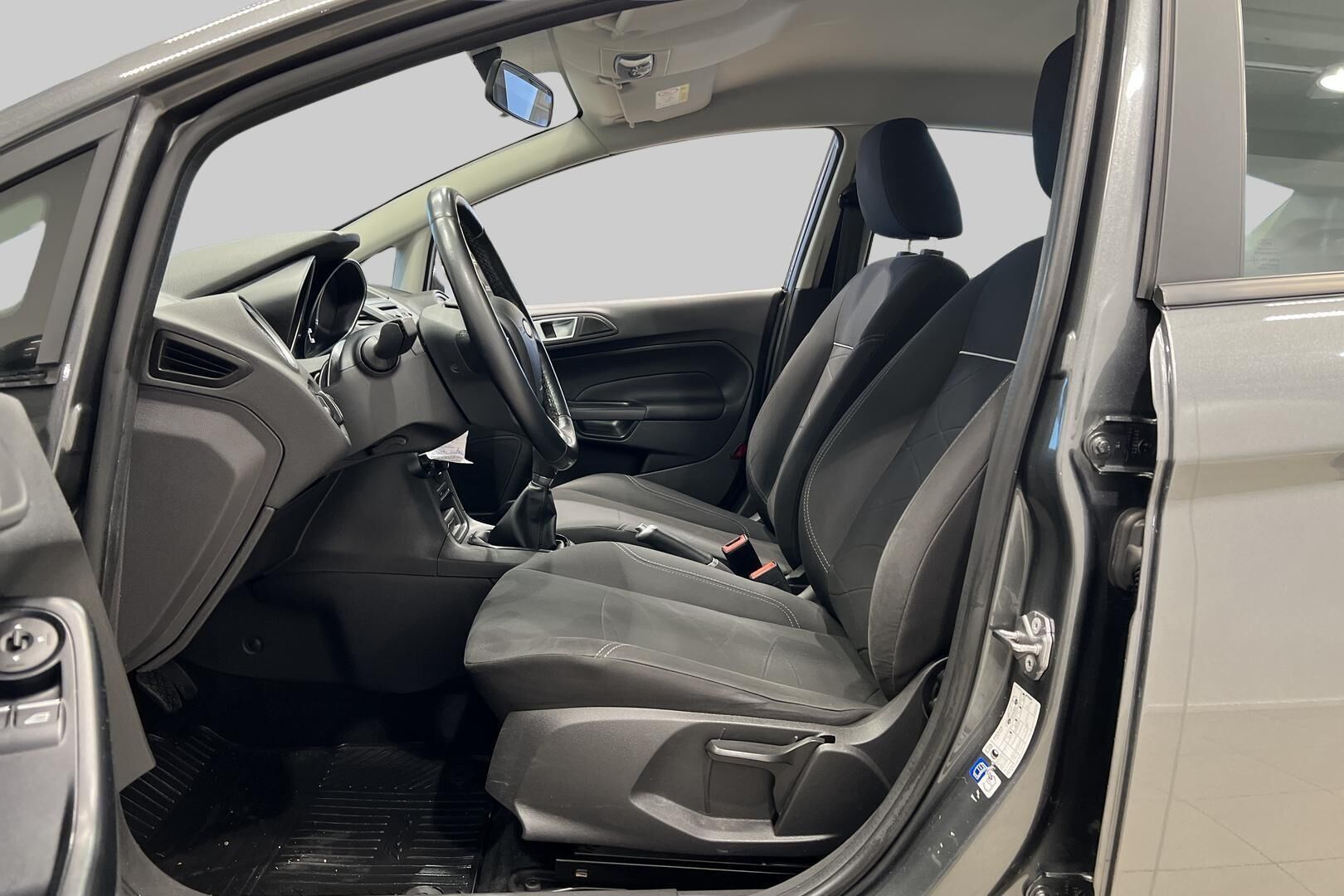Ford Fiesta iso kuva 9