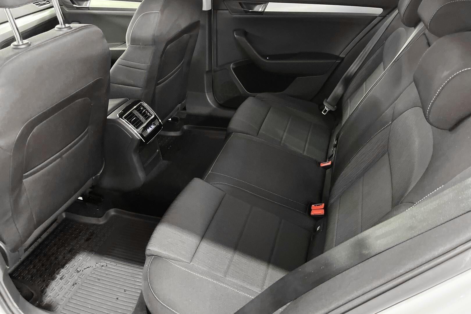 Skoda Superb iso kuva 10