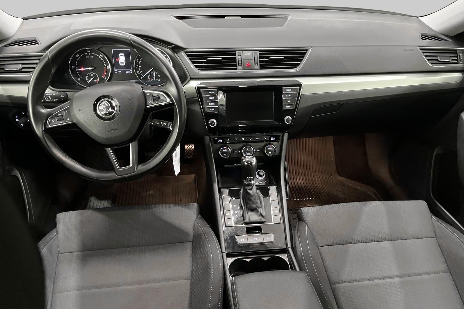 Skoda Superb iso kuva 11