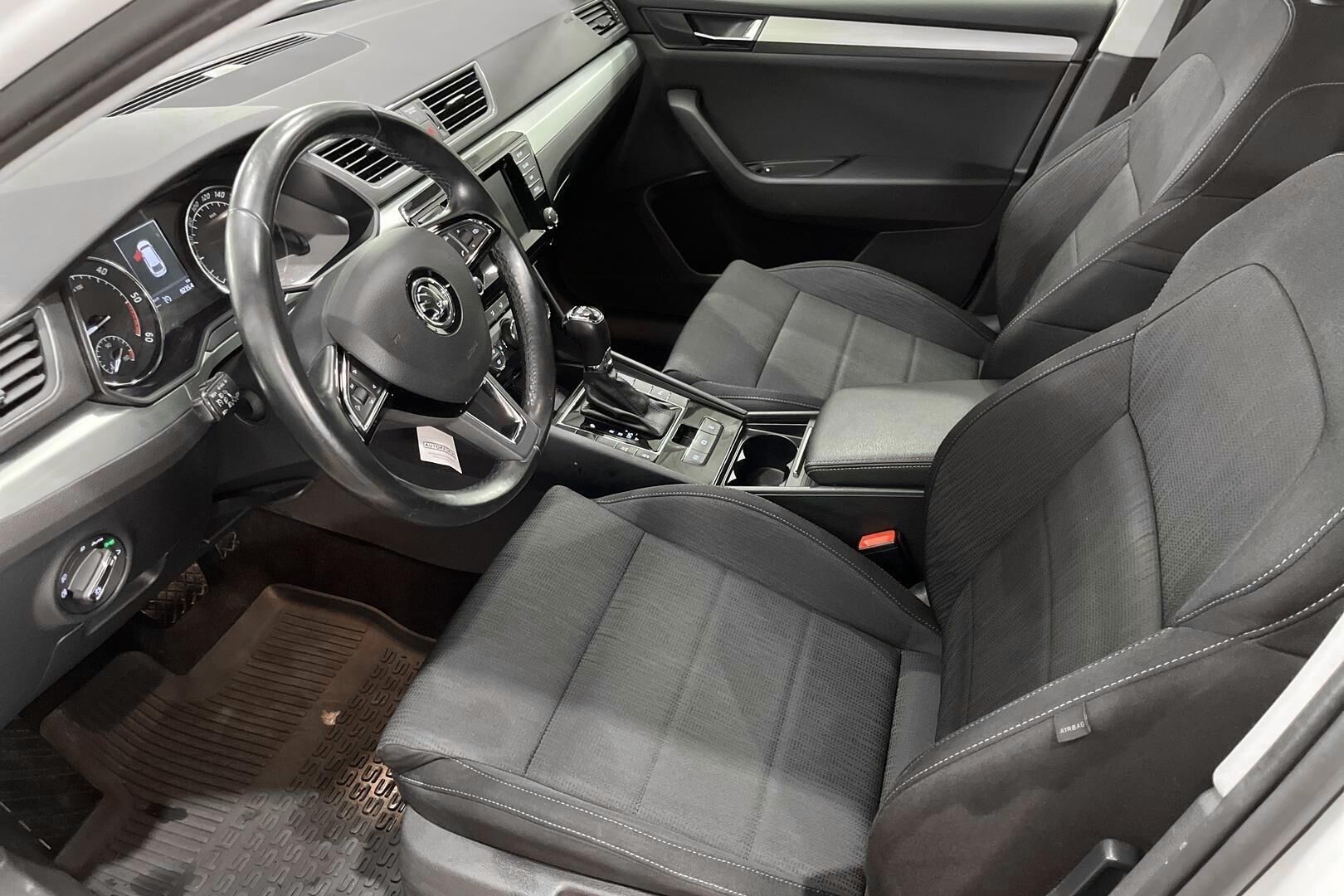 Skoda Superb iso kuva 9