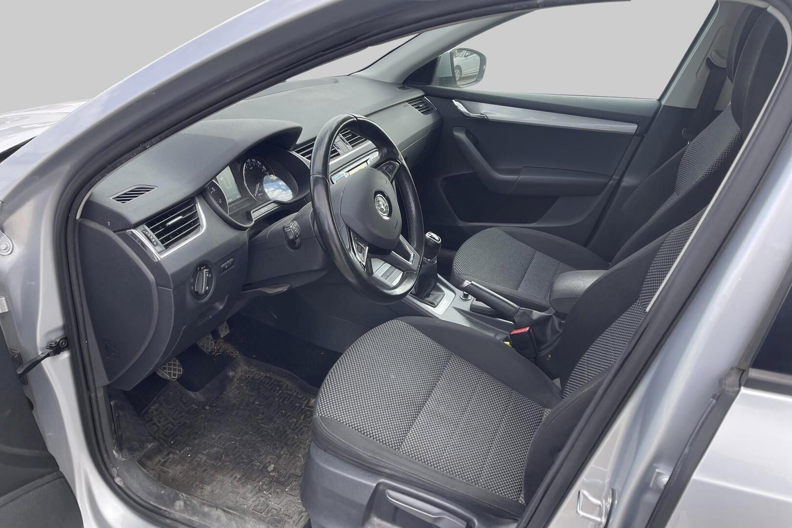 Skoda Octavia iso kuva 2